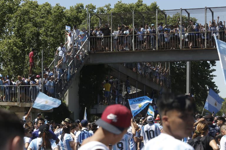 Cientos de personas esperan a la  Selección Argentina de fútbol. Ricchieri a la altura de camino de cintura