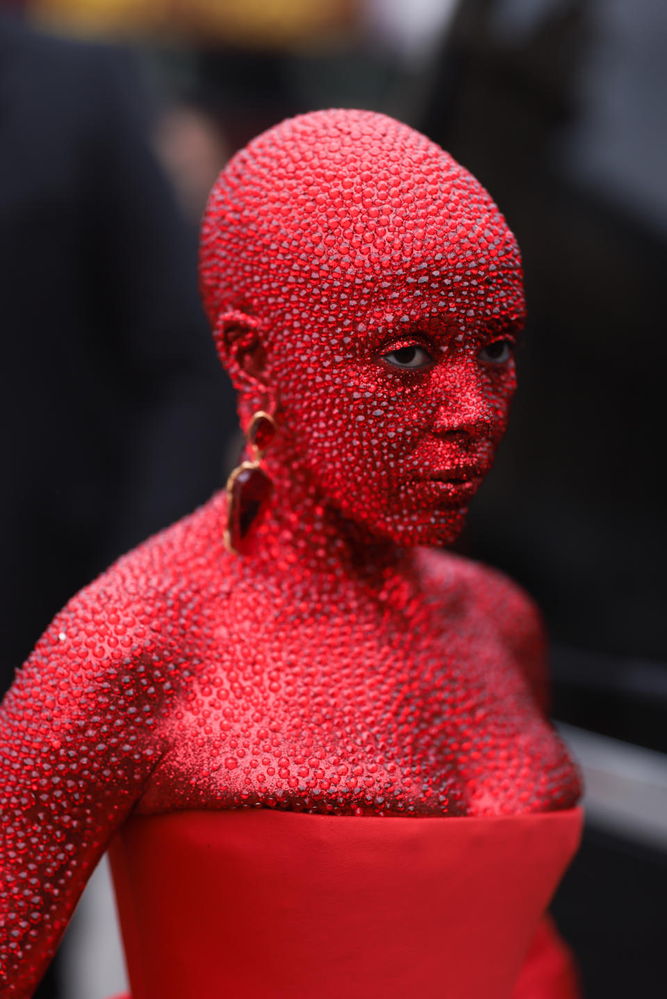 Suchbild: Was könnte an diesem aufregend artifiziellen Look falsch sein? Genau: Zu wenig Wimpern! (Foto: Getty Images)