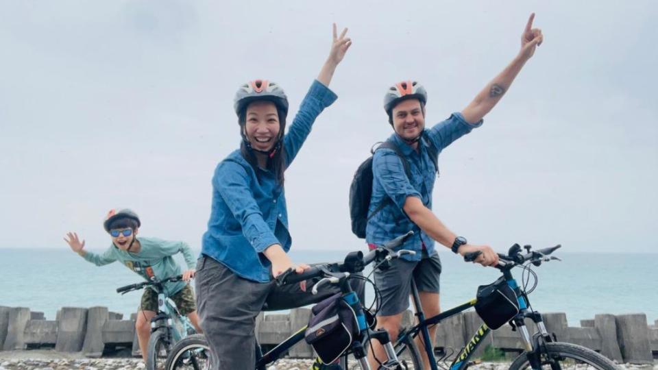 蘇珮卿和老公、兒子開心騎乘腳踏車，享受花蓮的好風景。（圖／賽蓮音樂提供）