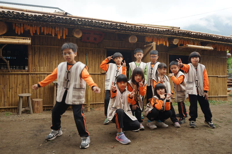 花蓮萬榮國小建太魯閣族傳統家屋  傳授文化技藝 花蓮縣萬榮國小是全台第一間太魯閣族民族教育小 學，校齡邁入百年，校方獲教育部國教署「營造原住 民族文化學習場域」計畫經費挹注，興建家屋、教學 屋及穀倉，作為學生民族文化課程的學習空間。 中央社記者張祈攝  113年3月29日 