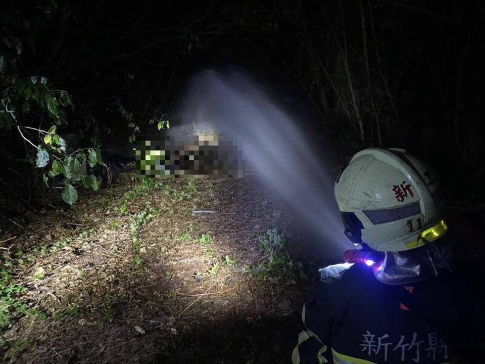 消防局隔離電源後，噴水撲滅劉男身上火勢，而他已被燒成焦屍。（消防局提供）