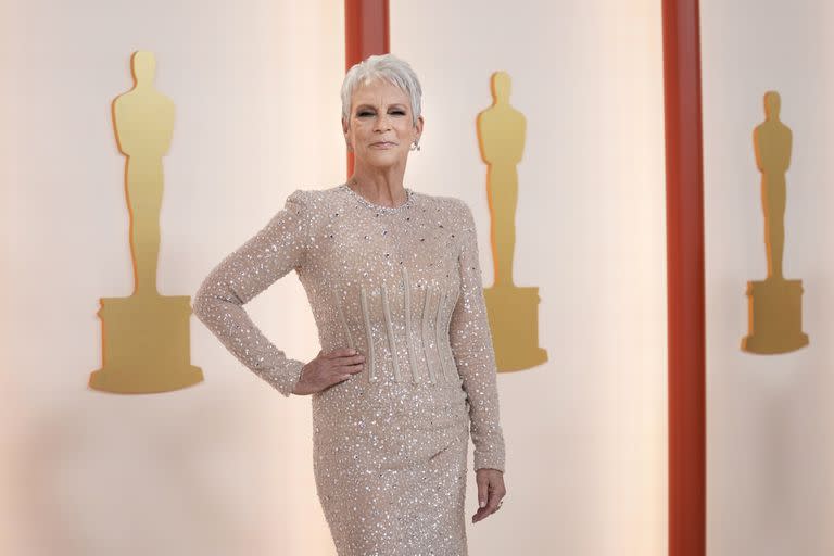 Jamie Lee Curtis luce un vestido de brillos y posa confiada: está conforme con el trabajo que le valió su nominación