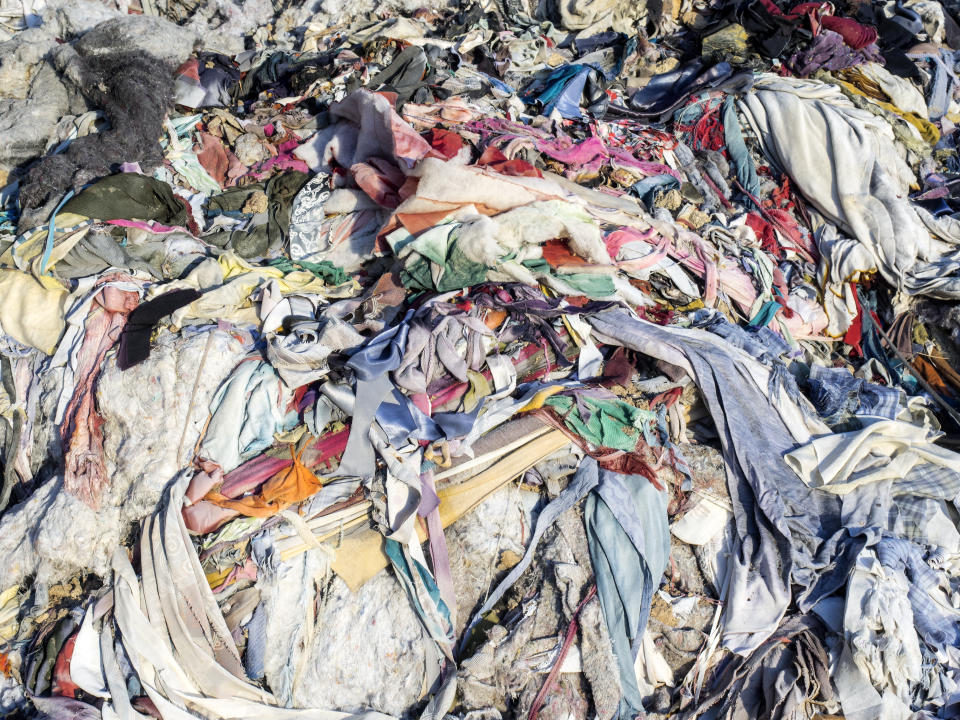 16.030 toneladas de ropa, en muchos casos sin usar, acaba cada año en la basura. Foto: Getty Images. 