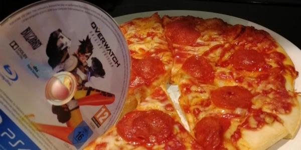 Fans usan el disco del primer Overwatch como portavasos y cortador de pizza