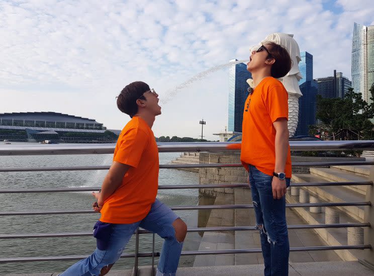 Shinhwa's Minwoo and Andy posing with Marina Bay Sands in the background (Photo: Shinhwa Company|Twitter)