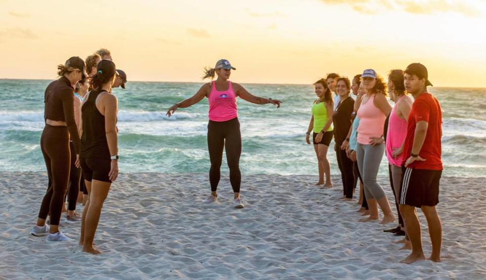 Certified personal trainer Kristen Smith leads a fitness class at sunrise on Tuesday, Jan. 23, 2024, as part of her Miami Beach Fit Camp. She used to weigh 405 pounds and has lost more than 240 pounds since 2006. She will run her first Life Time Miami Marathon on Sunday, Jan. 28th. Pedro Portal/pportal@miamiherald.com