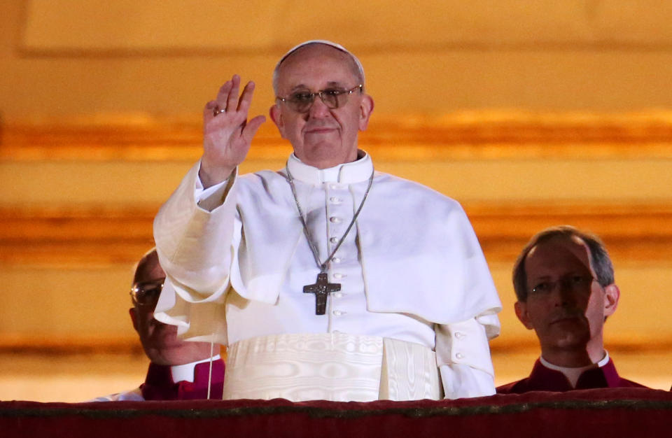 �]VATICAN CITY, VATICAN - MARCH 13: Newly elected Pope Francis I waves to the waiting crowd from the central balcony of St Peter's Basilica on March 13, 2013 in Vatican City, Vatican. Argentinian Cardinal Jorge Mario Bergoglio was elected as the 266th Pontiff and will lead the world's 1.2 billion Catholics. (Photo by Peter Macdiarmid/Getty Images)