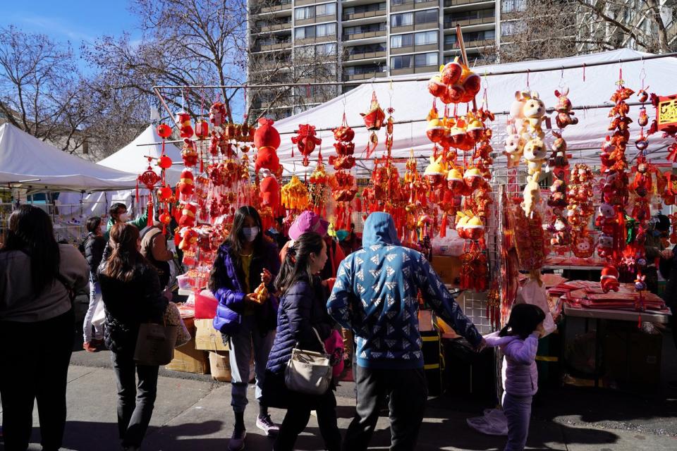 市民排隊購買農曆新年的裝飾品。（記者/張曼琳攝影）