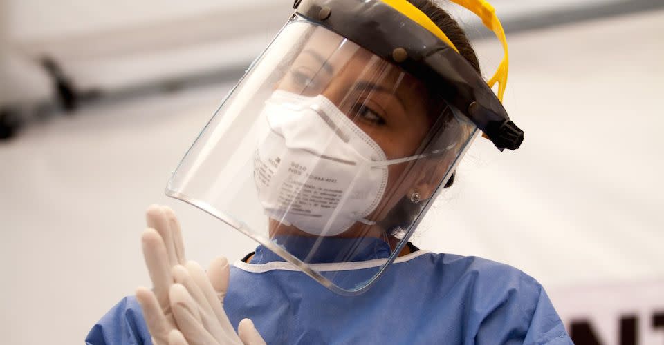 Personal de salud con mascarilla, cubrebocas y guantes