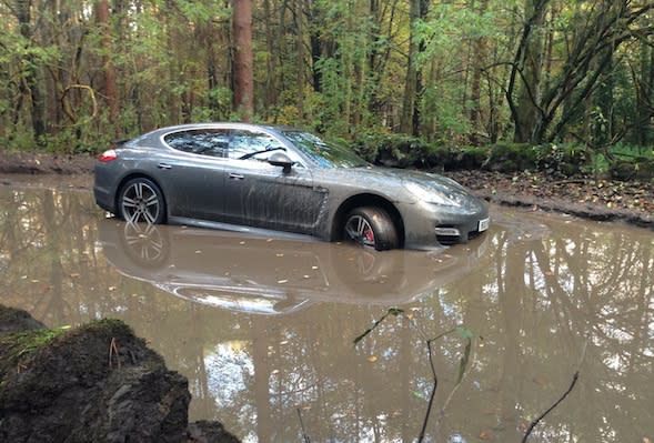 Andre Wisdom stuck Porsche 