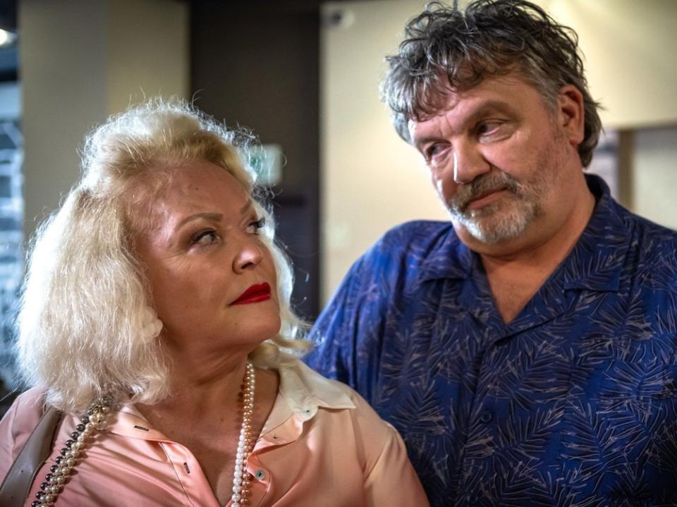 Biggi Jakobs (Angelika Milster) und Edwin Öttel (Hape Kerkeling) in "Club Las Piranjas". (Bild: RTL / Ravi Gajjar / African Photo Productions)