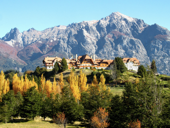 <p>Así como los Alpes suizos tienen sus joyas, este hotel es uno de los más famosos de la Patagonia. Por su historia, ha sido declarado Monumento Histórico Nacional de Argentina. Más allá de todos los lujos de un hotel 5 estrellas, lo impagable de este lugar son sus maravillosas vistas hacia lagos, bosques y montañas. Uno de los visitantes ilustres más recientes fue el entonces presidente de Estados Unidos, Barack Obama. (LlaoLlao) </p>