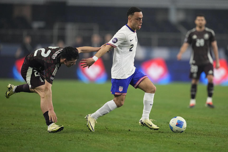 Sergiño Dest e Hirving Lozano juegan en el PSV Eindhoven, pero mientras que Dest sigue en ascenso, el mexicano se encuentra en una fase más avanzada de su carrera. (AP Photo/Tony Gutierrez )