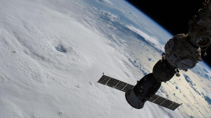 module de la station spatiale au-dessus de l'ouragan sur terre ci-dessous