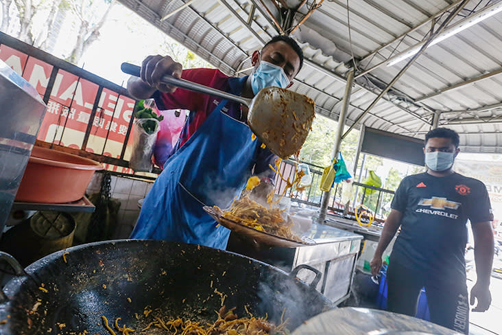 Muhamad Faris frying up a plate of 'mee manja' at the stall. — Pictures by Sayuti Zainudin