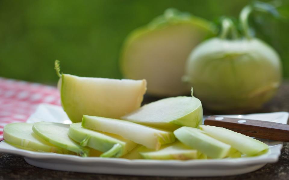 <p>Auf dieses Gemüse stehen dagegen auch die Kleinen. Kohlrabi ist eine beliebte Beilage in der Brotzeitbox und hat roh einen süßlich saftigen Geschmack - der perfekte Snack für zwischendurch. (Bild: iStock / meteo021)</p>