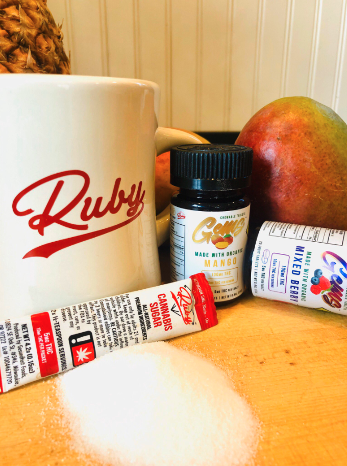 Ruby Cannabis Sugar est affiché sur une table de petit-déjeuner. 