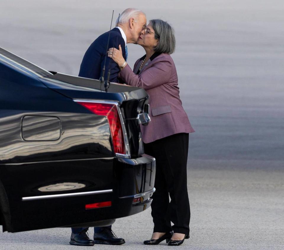 El presidente Joe Biden saluda a la alcaldesa de Miami-Dade, Daniella Levine Cava, tras llegar al Aeropuerto Internacional de Miami, el martes 30 de enero de 2024, en Miami, Florida. El presidente Biden asistió a una recaudación de fondos en Coral Gables.