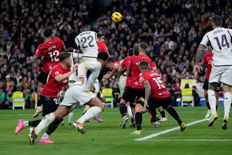 Antonio Rüdiger gana en lo alto y anota el gol para el triunfo de Real Madrid 