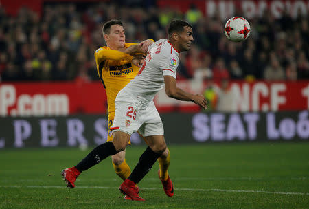 Soccer Football - Spanish King's Cup - Quarter Final Second Leg - Sevilla vs Atletico Madrid - Ramon Sanchez Pizjuan, Seville, Spain - January 23, 2018 Atletico Madrid's Kevin Gameiro in action with Sevilla’s Gabriel Mercado REUTERS/Jon Nazca