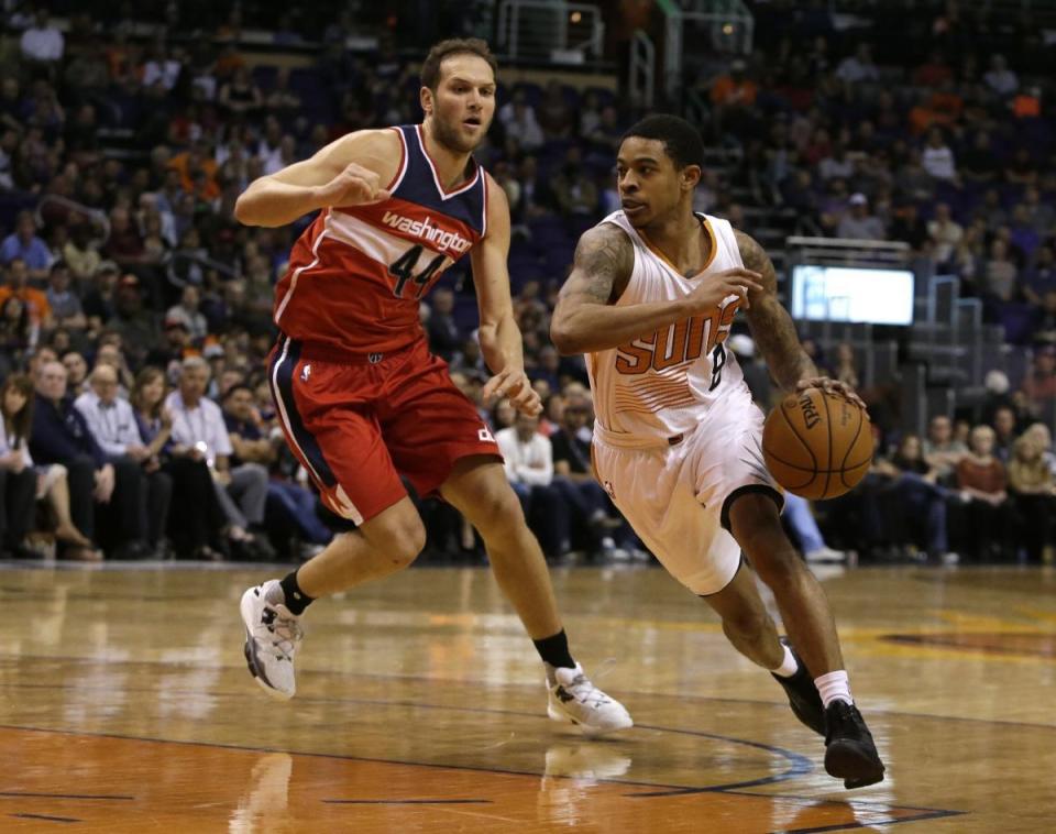 Phoenix Suns guard Tyler Ulis (8) drives past Washington Wizards guard Bojan Bogdanovic. (AP Photo/Rick Scuteri)