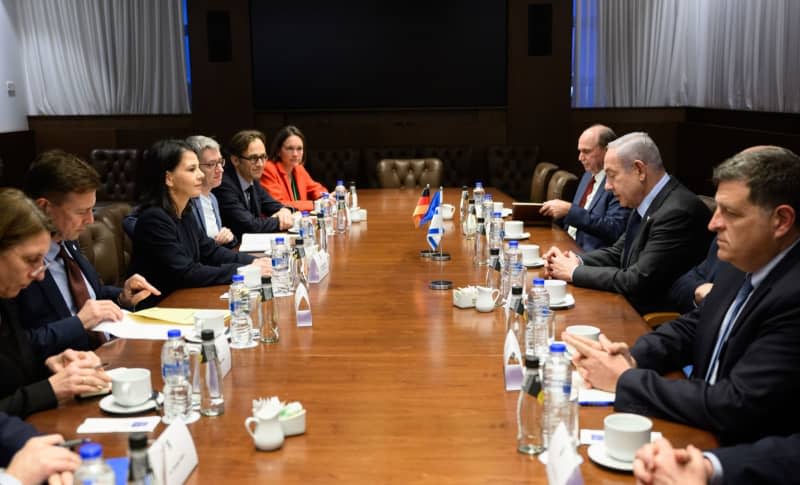 Annalena Baerbock (3rd L), Germany's Foreign Minister, and Benjamin Netanyahu, Israel's Prime Minister, meet for talks at the Prime Minister's official residence. Bernd von Jutrczenka/dpa