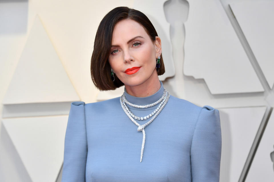 <p>Auch Charlize Theron erschien mit brandneuer Haarfarbe und kinnlangem Bob. Ein akkurater Schnitt, präzise gezogener Seitenscheitel und glattes Haar: Charlize setzte wie schon Emma Stone auf klare Linie, wodurch andere Beauty-Details in den Vordergrund rückten. Die blau-grünen Ohrringe brachten ihre Augen perfekt zur Geltung – und der rote Lippenstift war eine stylische Ergänzung zu ihrem pastellblauen Kleid. </p>