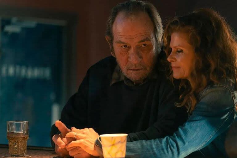 Tommy Lee Jones y Lolita Davidovich en una escena de Finestkind