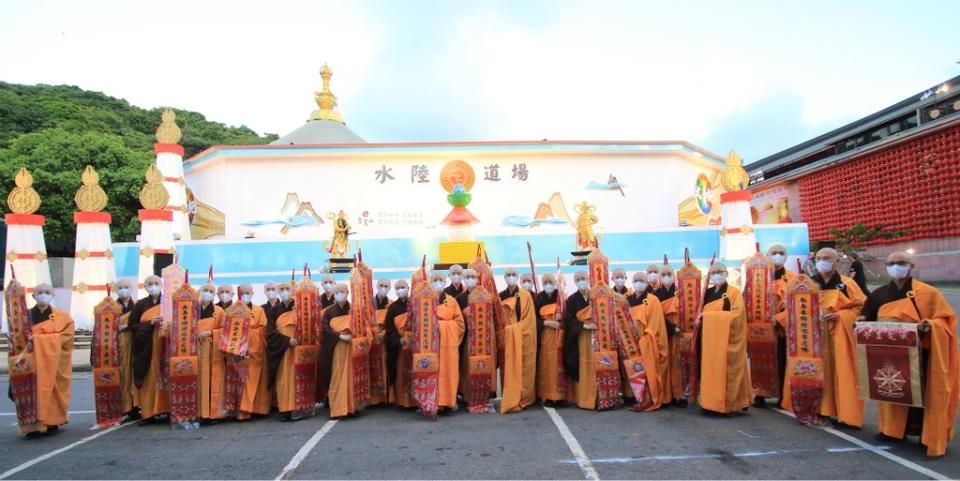 《圖說》靈鷲山僧團法師手持佛幡莊嚴步入壇場。（靈鷲山佛教教團提供）