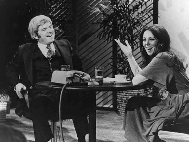 Marlo Thomas and Phil Donahue meeting on The Donahue Show.