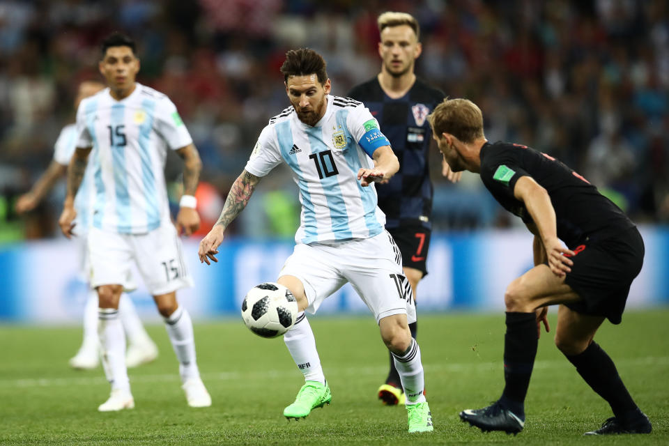 NIZHNY NOVGOROD, RUSSIA - JUNE 21: Ivan Strinic of Croatia and Lionel Messi of Argentina battle for the ball during the 2018 FIFA World Cup Russia group D match between Argentina and Croatia at Nizhny Novgorod Stadium on June 21, 2018 in Nizhny Novgorod, Russia. (Photo by Maja Hitij - FIFA/FIFA via Getty Images)