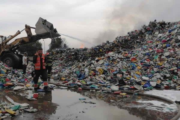 Bomberos sofocan el incendio en una planta recicladora de Valle de Chalco.