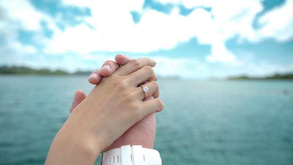 42歲Junior（韓宜邦）和小他11歲的林萱瑜在帛琉求婚成功。（翻攝臉書）