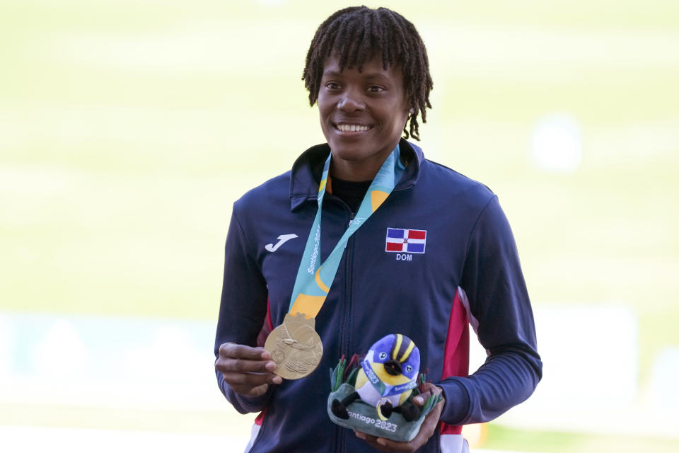 La dominicana Marileidy Paulino posa con su medalla de oro de los 200 metros del atletismo de los Juegos Panamericanos en Santiago, Chile, el sábado 4 de noviembre de 2023. (AP Foto/Moisés Castillo)