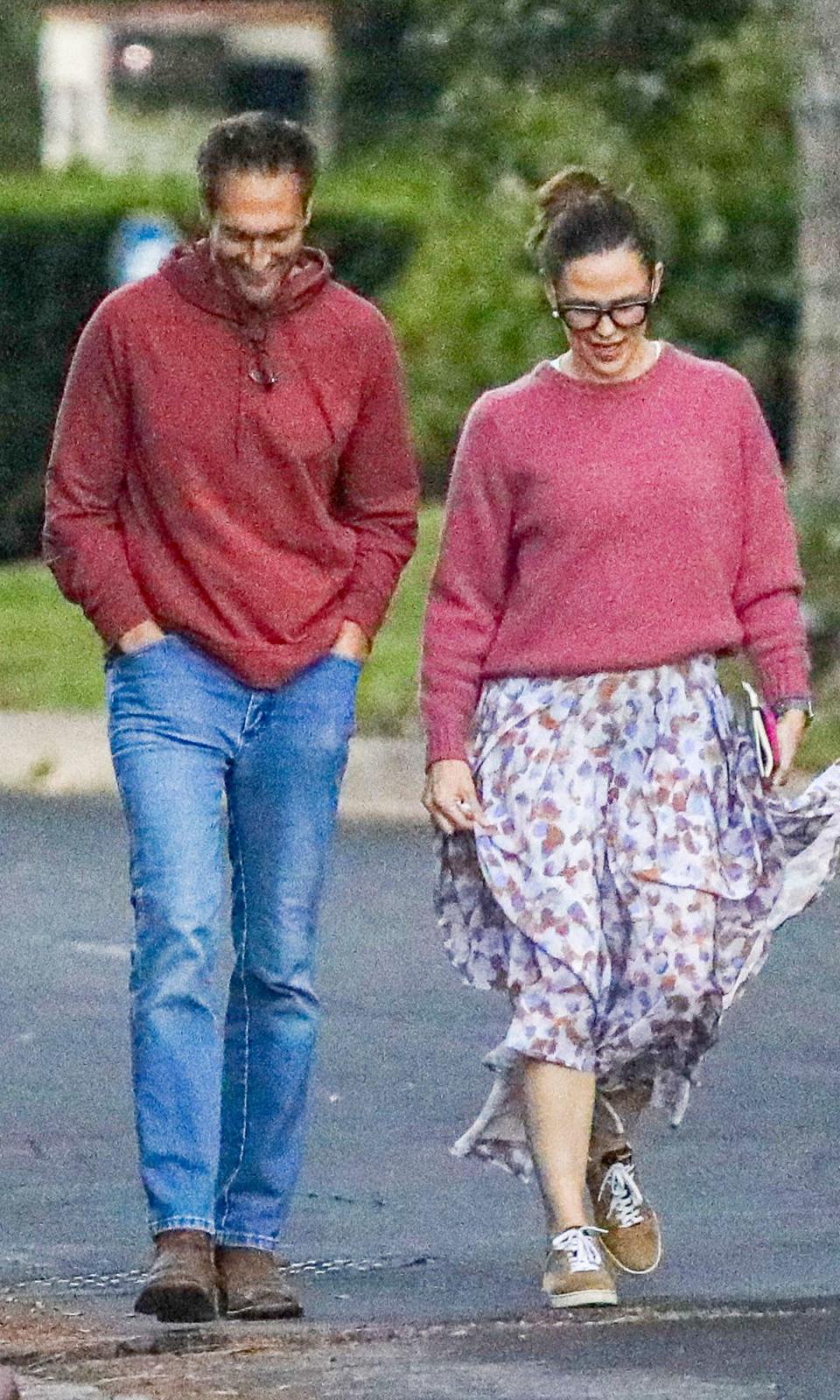 Jennifer Garner y su novio, el director ejecutivo de CaliGroup, John Miller, fueron vistos tomados de la mano cuando llegaron a la mansión de Garner en Brentwood para pasar un fin de semana relajante.