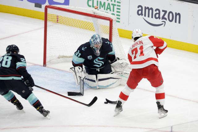 Watch: Sharks beat Red Wings in OT after octopus hits ice in San