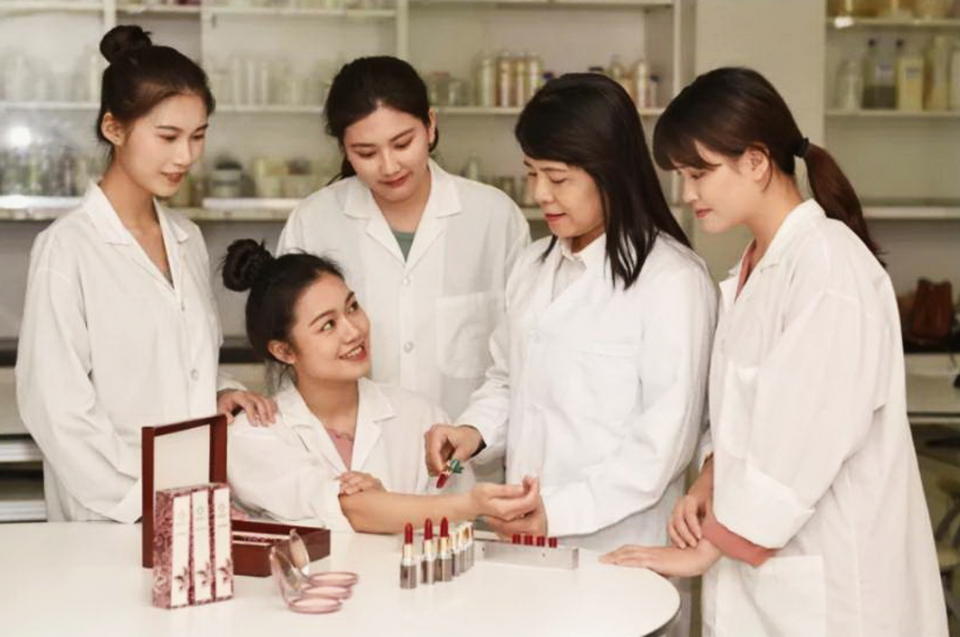 靜宜化科系致力提升化粧品產業的研發能量及國際化，更具備產、官、學、研等豐富資源優勢。（記者陳金龍攝）