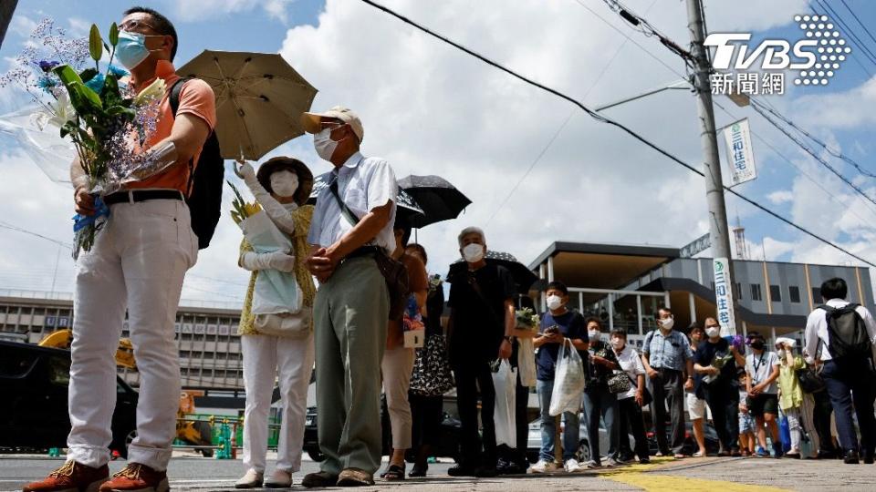 大批民眾自發前往奈良的大和西大寺車站前廣場獻花祝禱，感謝安倍對國家的貢獻。（圖／達志影像路透社）