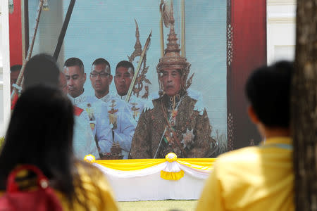 People watch a screening of King Maha Vajiralongkorn being crowned during his coronation in Bangkok, Thailand, May 4, 2019. REUTERS/Jorge Silva