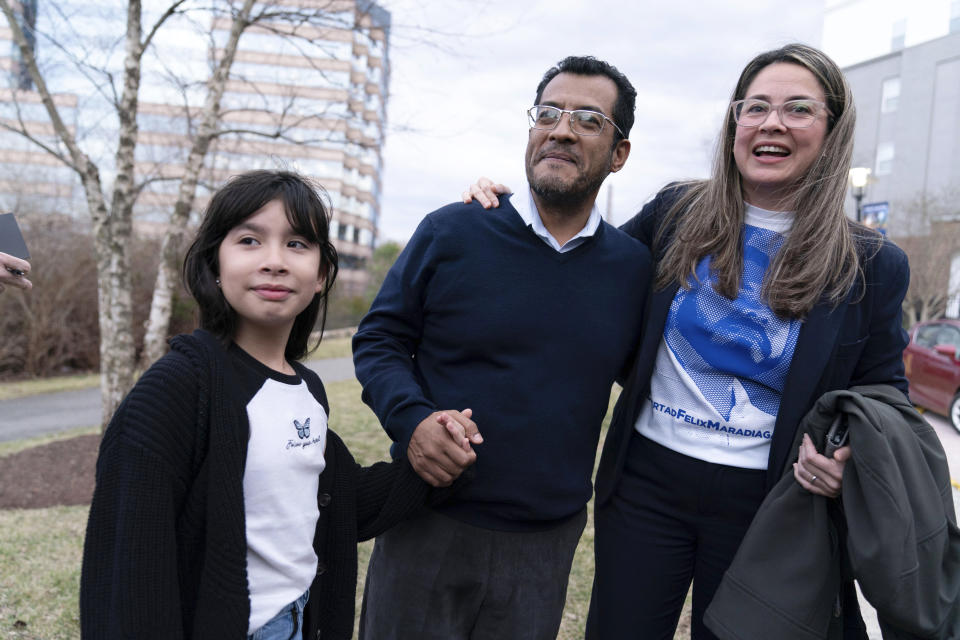 El líder de la oposición nicaragüense Félix Maradiaga se reúne con su esposa Berta Valle y su hija Alejandra, en Chantilly, Virginia, Estados Unidos, el jueves 9 de febrero de 2023. Maradiaga estaba entre los 222 presos políticos del gobierno del presidente nicaragüense Daniel Ortega que llegaron de Nicaragua a Washington después de su liberación aparentemente negociada. (AP Foto/José Luis Magana)