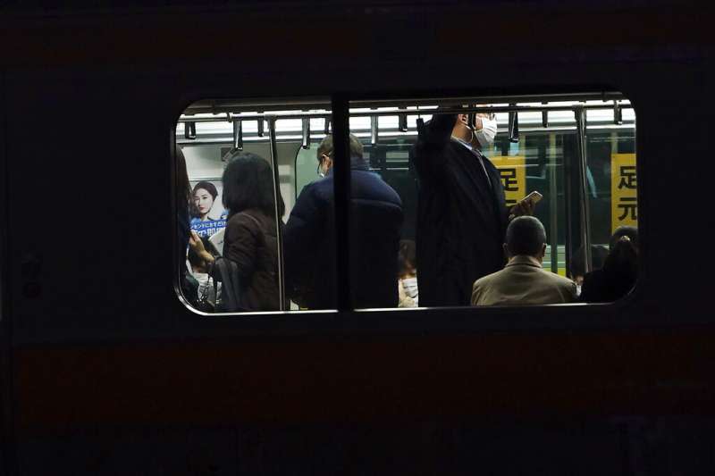 搭乘東京電車通勤的日本上班族。（美聯社）