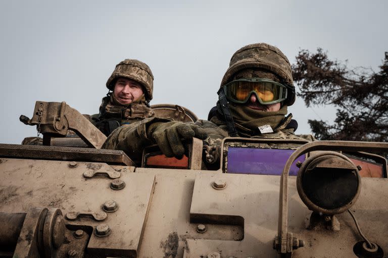 Soldados ucranianos en un vehículo armado M113. (Photo by YASUYOSHI CHIBA / AFP)