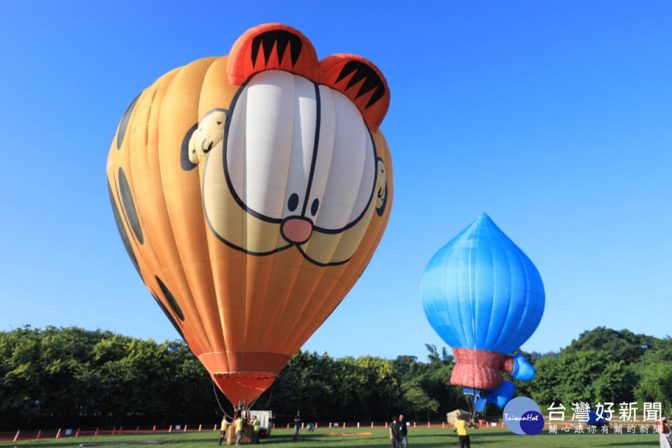 今年一大亮點-便是展出超q萌的「加菲貓」熱氣球及石岡在地吉祥物「水滴寶寶的迷你熱氣球。