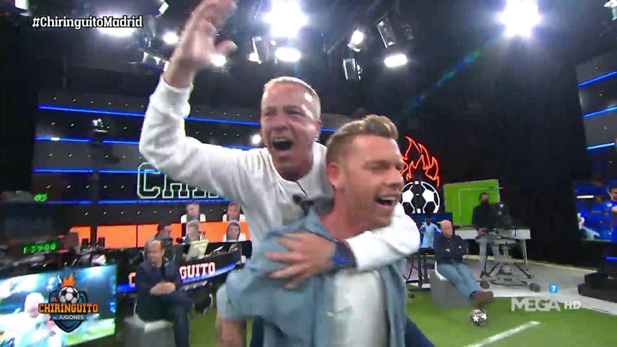 Cristobal Soria y Jota Jordi celebrando la derrota del Real Madrid contra el Chelsea.