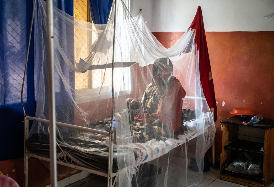 A mother with her malnourished child at the malnutrition ward of the hospital in Baidoa. The hospital is supported by ICRC and UNICEF, with medical staff working around the clock to save the growing number of children threatened by extreme hunger. (Giles Clarke)