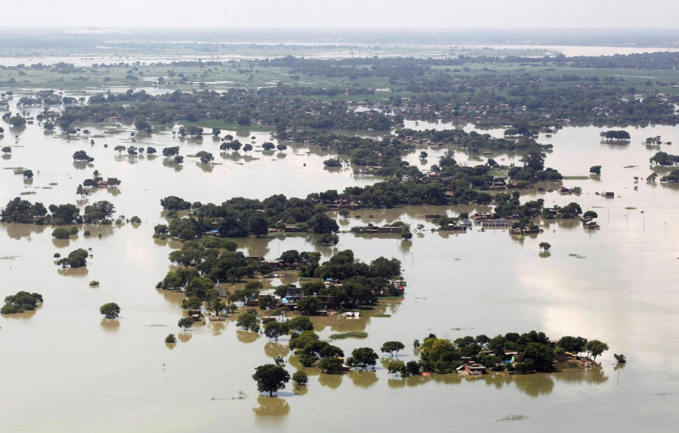 Das Luftbild zeigt ein überflutetes Dorf am Stadtrand von Allahabad in Indien.(Bild: Jitendra Prakash/Reuters)