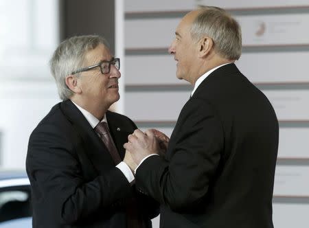 Latvian President Andris Berzins welcomes European Commission President Jean-Claude Juncker (L) at the Eastern Partnership Summit in Riga, Latvia, May 21, 2015. REUTERS/Ints Kalnins