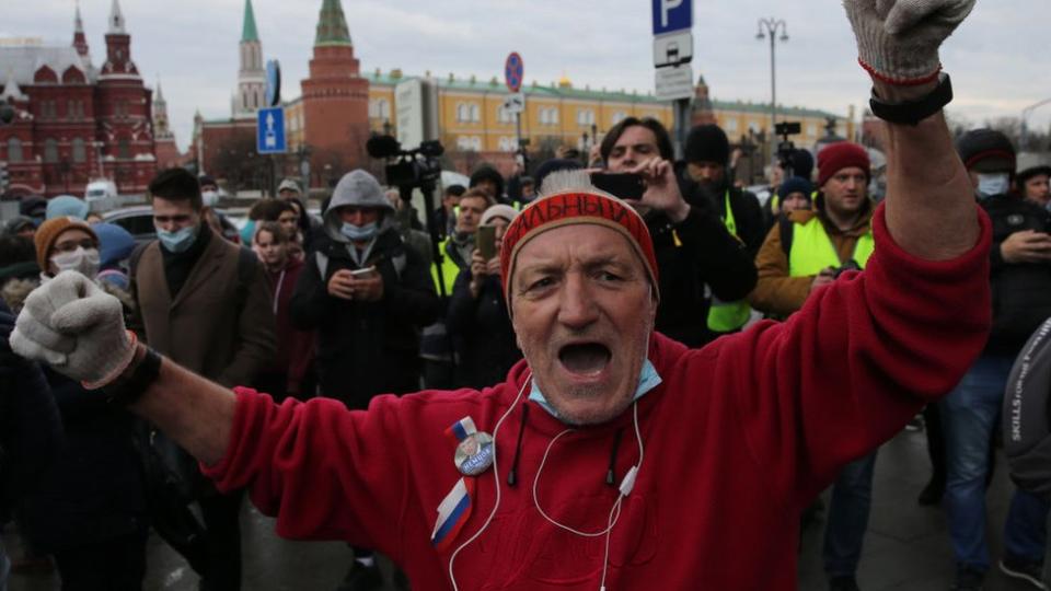 Un activista con una bandera rusa durante una manifestación de protesta no autorizada en apoyo del líder opositor encarcelado Alexey Navalny en la plaza Manezhnaya, frente al Kremlin de Moscú.