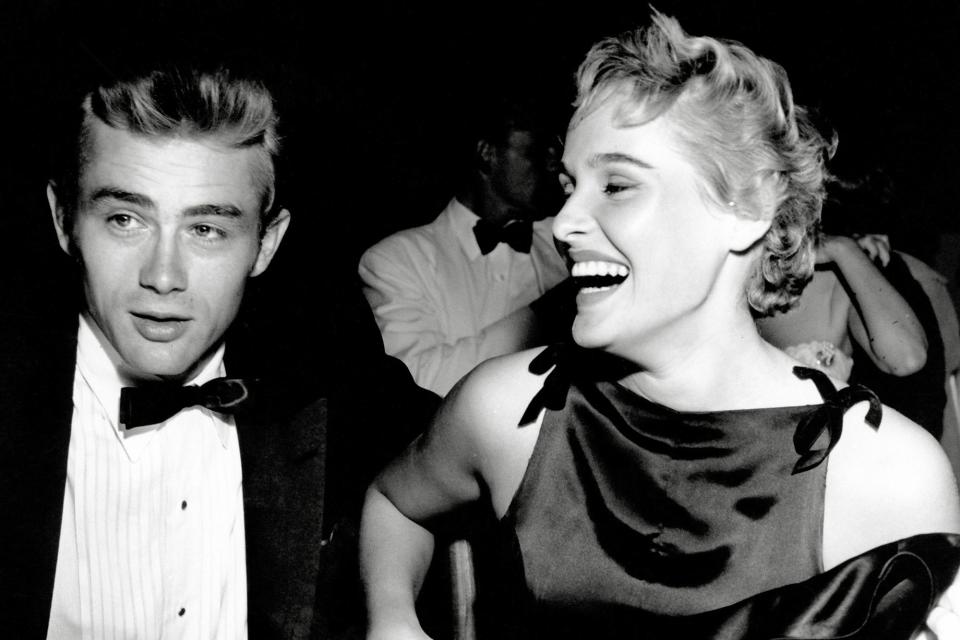Otra conquista: Dean junto a la actriz Ursula Andress, en agosto de 1955, durante una salida pública (The Grosby Group/)