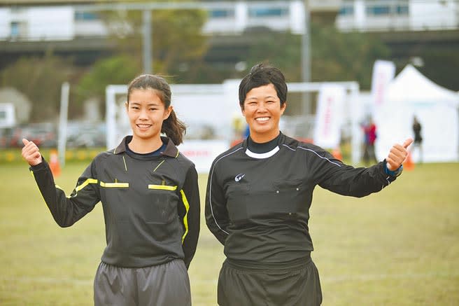 1991年首屆女足世界盃木蘭國腳藍藍芬（右），與女兒呂安一起在YAMAHA CUP北區預賽執法。（李弘斌攝）